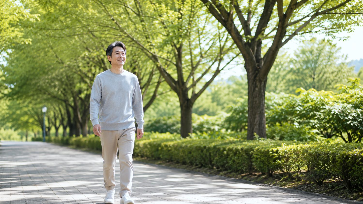 공원을 편안하게 산책하는 중년 남성
